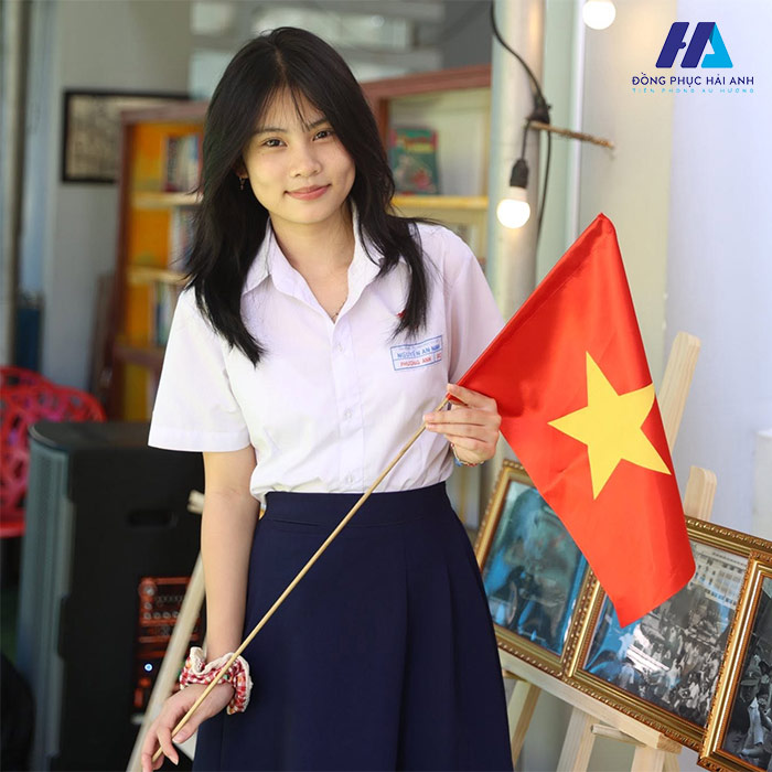 Áo sơ mi trắng đồng phục trường THPT Nguyễn Hữu Cầu với thiết kế đơn giản
