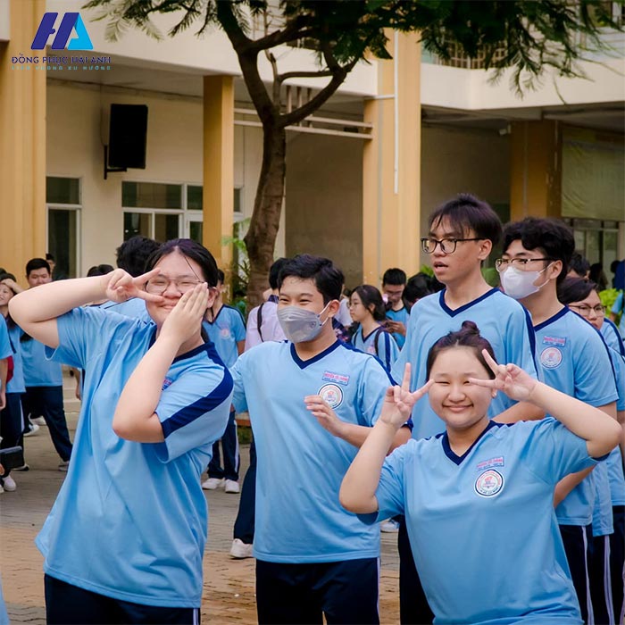 Đồng phục thể dục THPT Nguyễn Tất Thành khá đa dạng cho các bạn học sinh