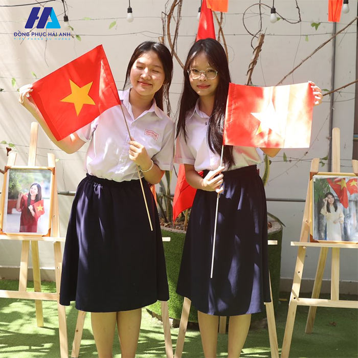 Áo sơ mi đồng phục trường THPT Nguyễn Hữu Cầu được kết hợp giữa gam màu trắng chủ đạo với những đường viền ở tay áo