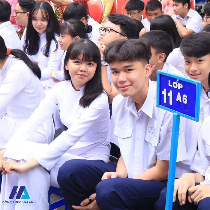 Áo dài đồng phục trường THPT Trần Hữu Trang với sắc trắng truyền thống