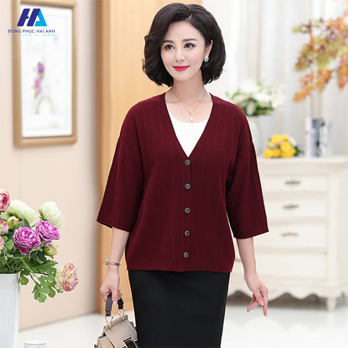 Phối áo cardigan trung niên nữ với chân váy dài