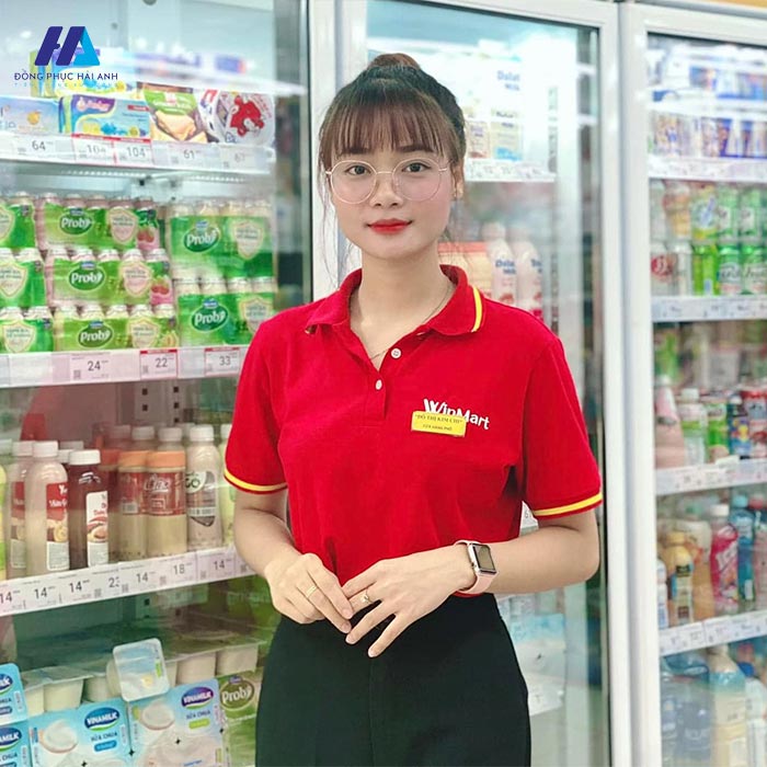 Đồng phục Winmart sử dụng hai tone màu đỏ và vàng làm màu sắc chủ đạo 