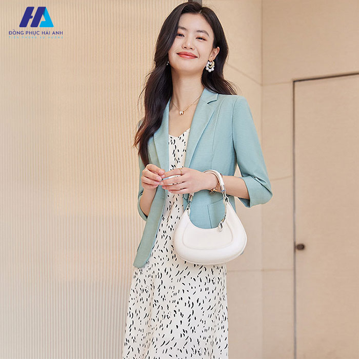 Phối váy đầm công sở cùng áo blazer thanh lịch, sang trọng