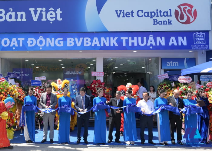 Tà áo dài thướt tha, yểu điệu của nữ nhân viên Bản Việt Bank