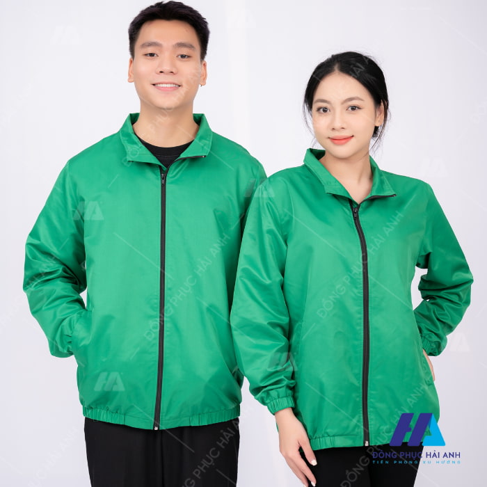 Mẫu áo khoác gió đồng phục xanh lá có thiết kế hiện đại và trẻ trung