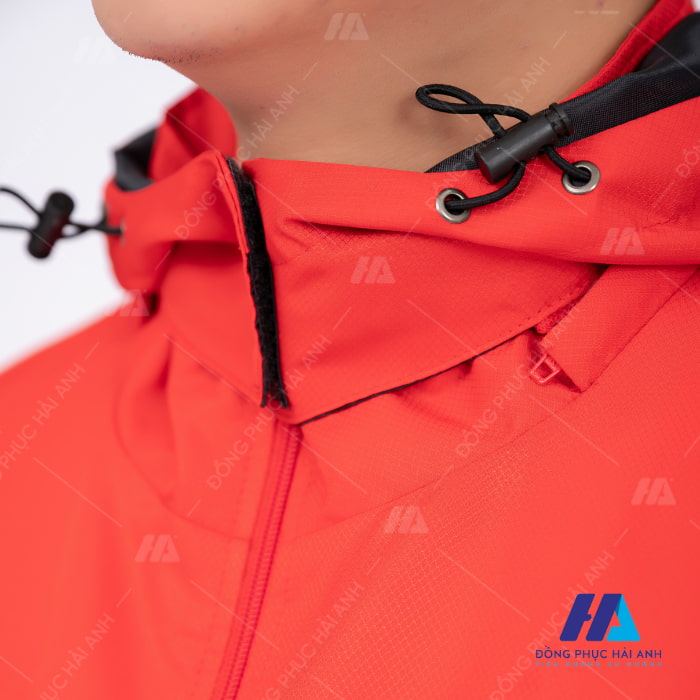 Mẫu áo khoác gió đồng phục màu đỏ có mũ tập trung vào sự trải nghiệm của người dùng