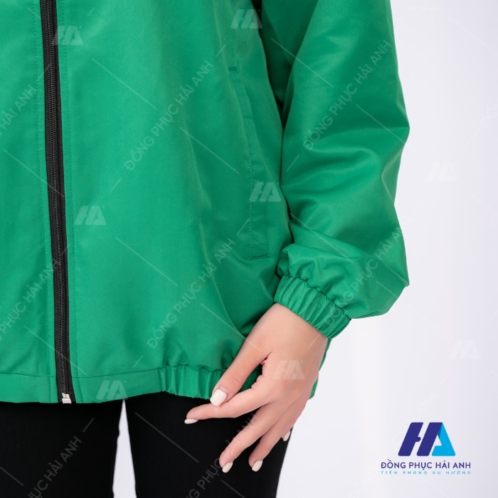 Đồng phục áo khoác gió xanh lá chú trọng vào trải nghiệm của người mặc