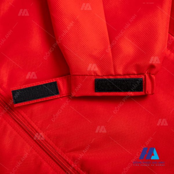 Chất liệu áo khoác gió đồng phục màu đỏ có mũ- Đồng phục Hải Anh