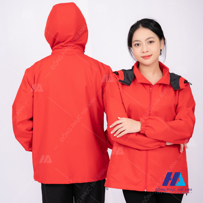Màu đỏ tươi tắn và trẻ trung của thiết kế áo khoác gió đồng phục