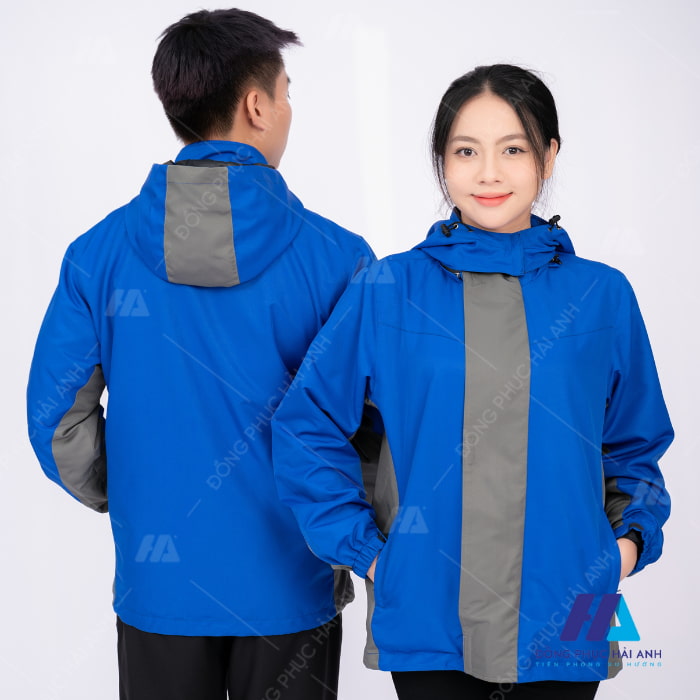 Sự kết hợp hài hòa giữa màu xanh dương và màu ghi trong thiết kế áo khoác gió