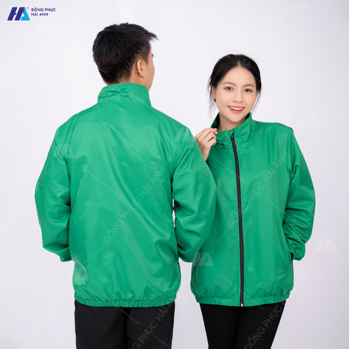 Một số tips phối đồ cùng áo khoác gió đồng phục xanh lá