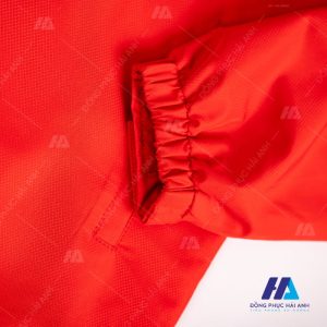 Thiết kế áo khoác gió đồng phục màu đỏ có mũ- Đồng phục Hải Anh