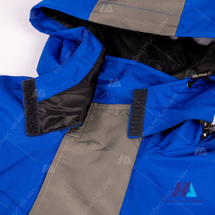 Thiết kế mẫu áo khoác gió đồng phục xanh phối ghi mang lại sự tiện lợi cho người mặc