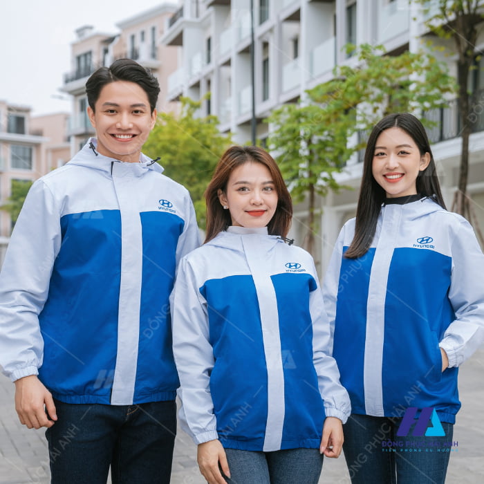 Áo khoác đồng phục Hyundai nổi bật với hai gam màu xanh dương và trắng
