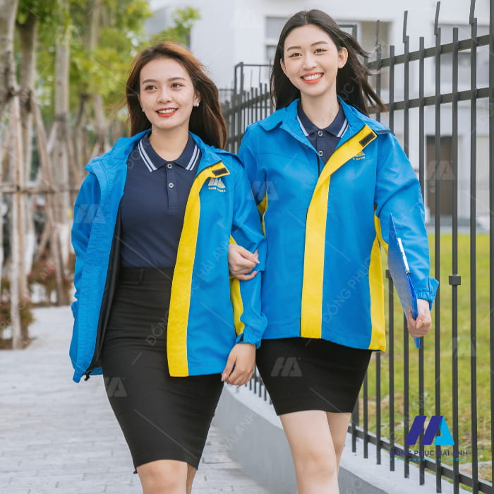 Áo khoác đồng phục Nam Á Bank sử dụng hai tone màu xanh dương và vàng