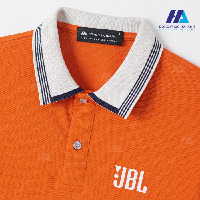 áo polo dài tay JBL với phần cổ bo dệt đứng phom giúp người dùng thoải mái