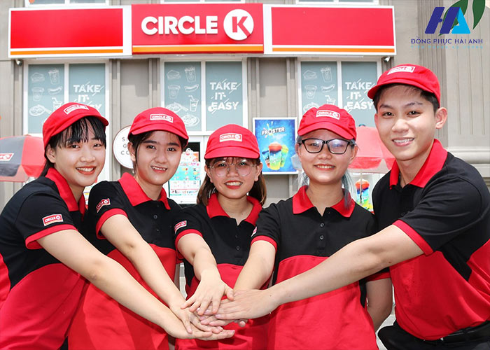 Đồng phục nhân viên Circle K sử dụng hai tone màu đỏ và đen 