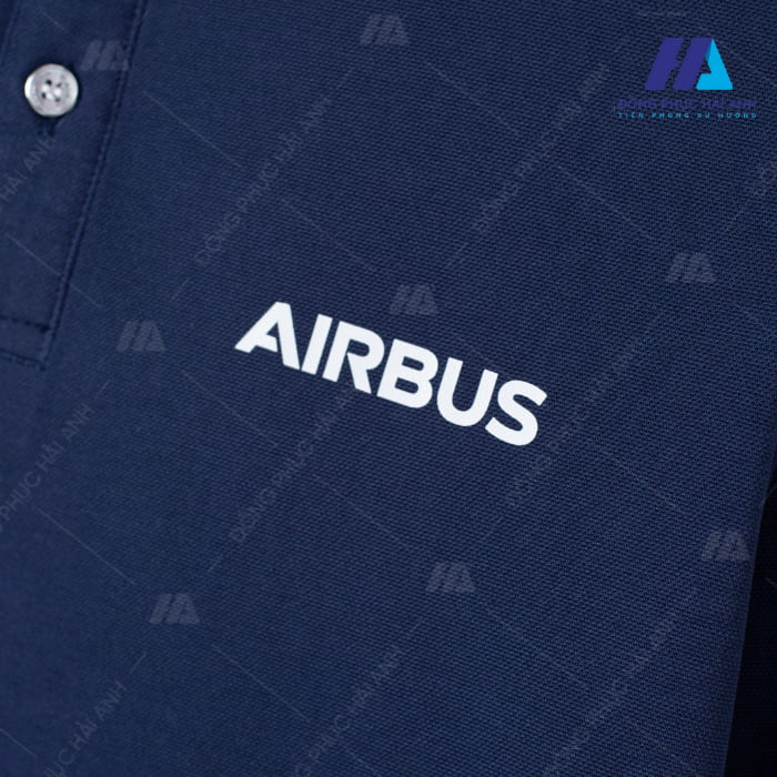 Thương hiệu logo Airbus được in nổi bật trên nền áo xanh tím than