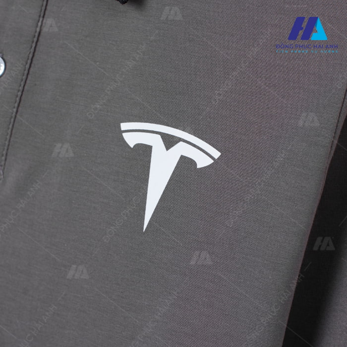 Mẫu đồng phục áo thun dài tay cùng logo Tesla màu trắng được in cực kỳ nổi bật và bắt mắt
