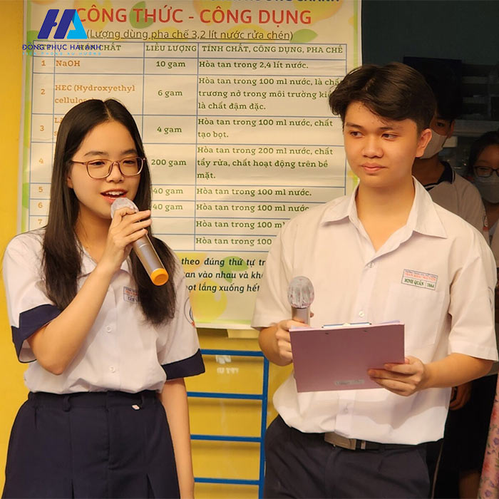 Áo sơ mi trắng kết hợp chân váy/quần tây là mẫu đồng phục Trần Khai Nguyên sử dụng chính thức