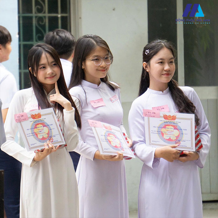 Mẫu áo dài đồng phục Hoàng Hoa Thám vẫn là thiết kế đặc trưng phổ biến với màu trắng. nguồn internet