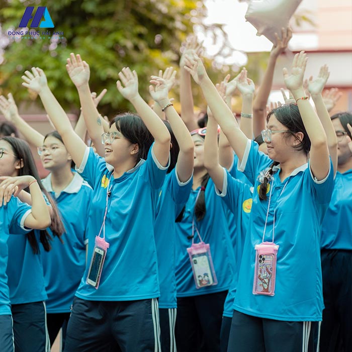 Đồng phục Nguyễn Hiền cho học sinh nữ vào những giờ lên lớp chính thức là áo sơ mi tông màu trắng chủ đạo phối với màu đỏ