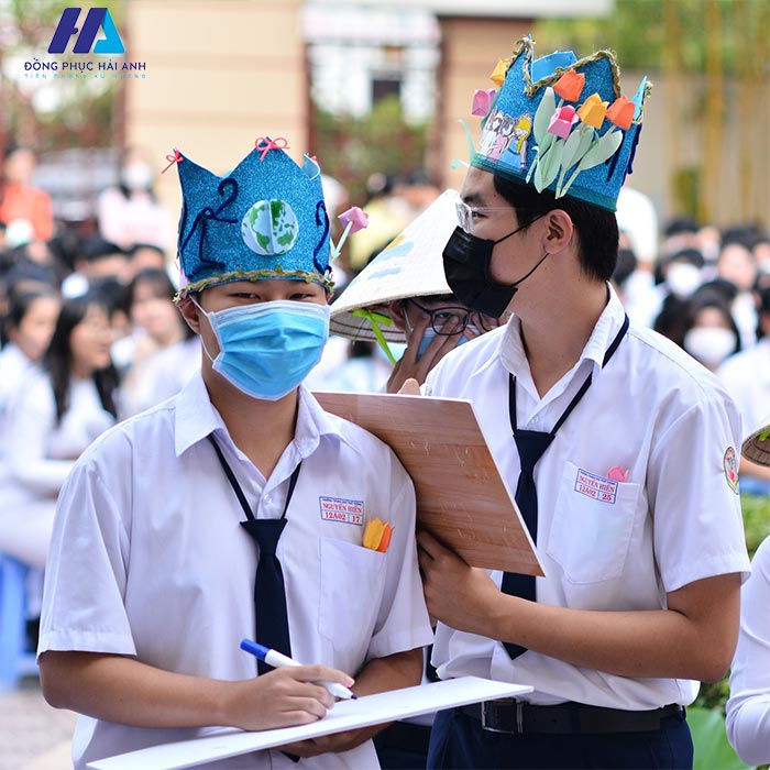 áo sơ mi và quần tây đồng phục Nguyễn Hiền được thiết kế đơn giản giữ được nét thanh lịch