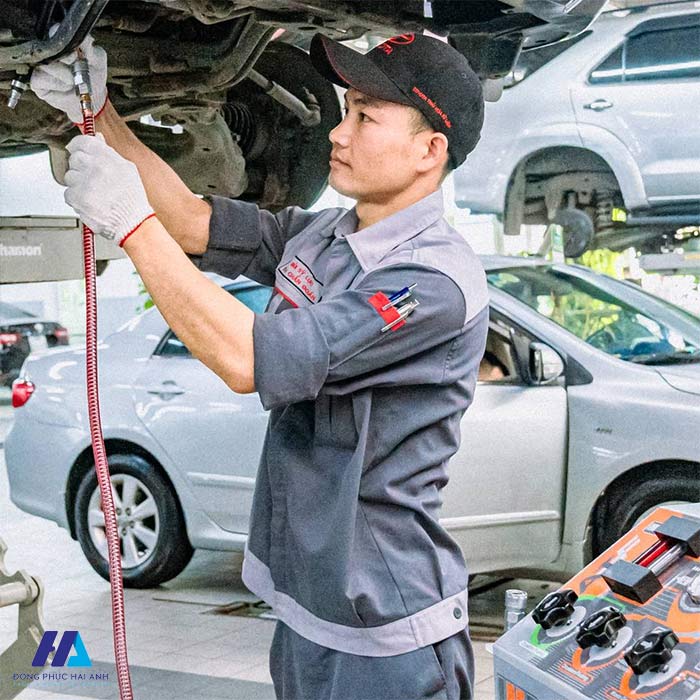 Đồng phục kỹ thuật viên Toyota được thiết kế theo tiêu chuẩn an toàn lao động 