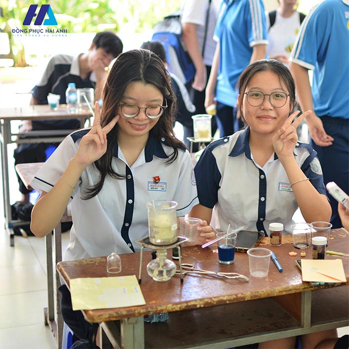 Đồng phục trường THPT Nguyễn Hiền đa dạng từ đồng phục chính quy tới đồng phục lớp, nhóm