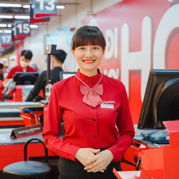 Áo sơ mi thắt nơ sọc trắng, đỏ là đồng phục quen thuộc của nhân viên Winmart, thể hiện sự thân thiện và vui vẻ