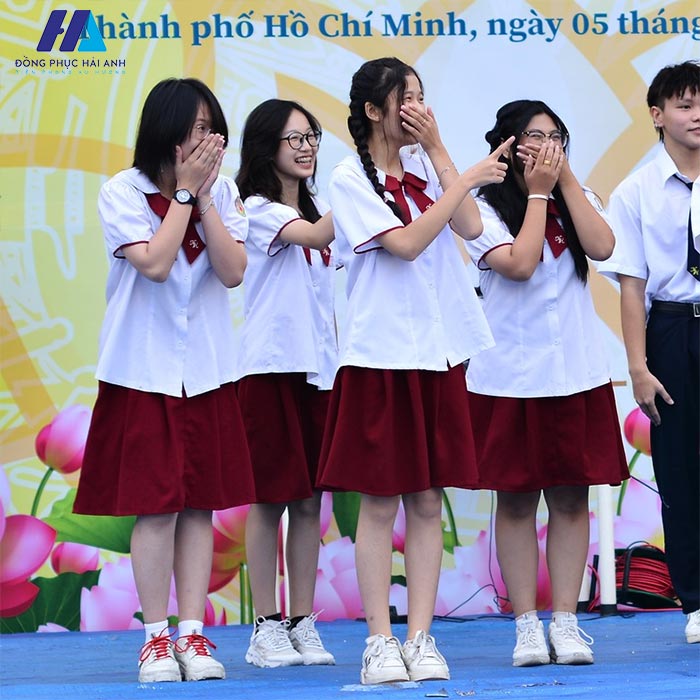 áo sơ mi và chân váy nữ đồng phục Nguyễn Hiền với màu sắc nổi bật