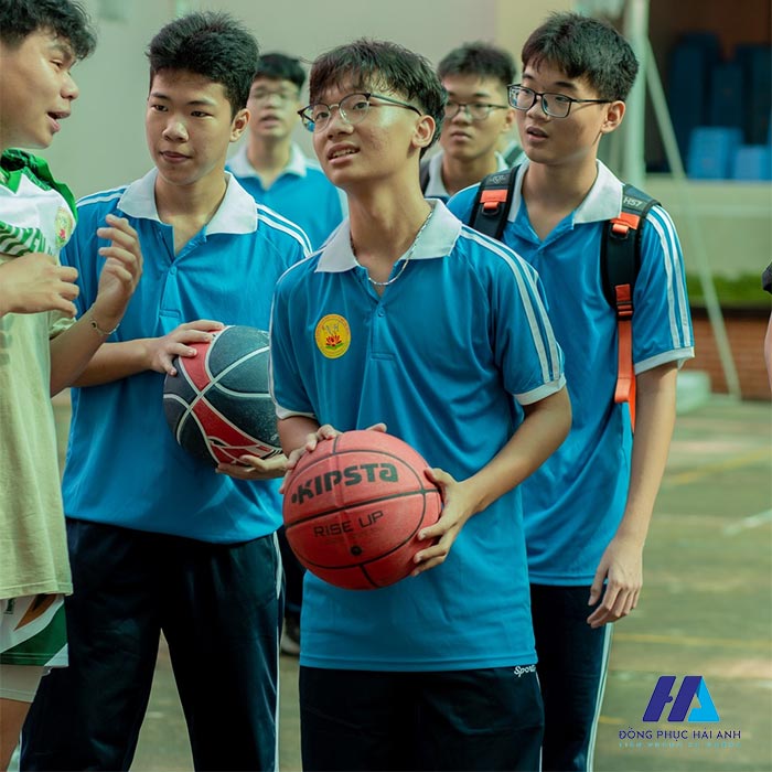 Đồng phục thể dục Nguyễn Hiền là sử dụng tông màu xanh da trời làm chủ đạo tươi mát, dịu nhẹ