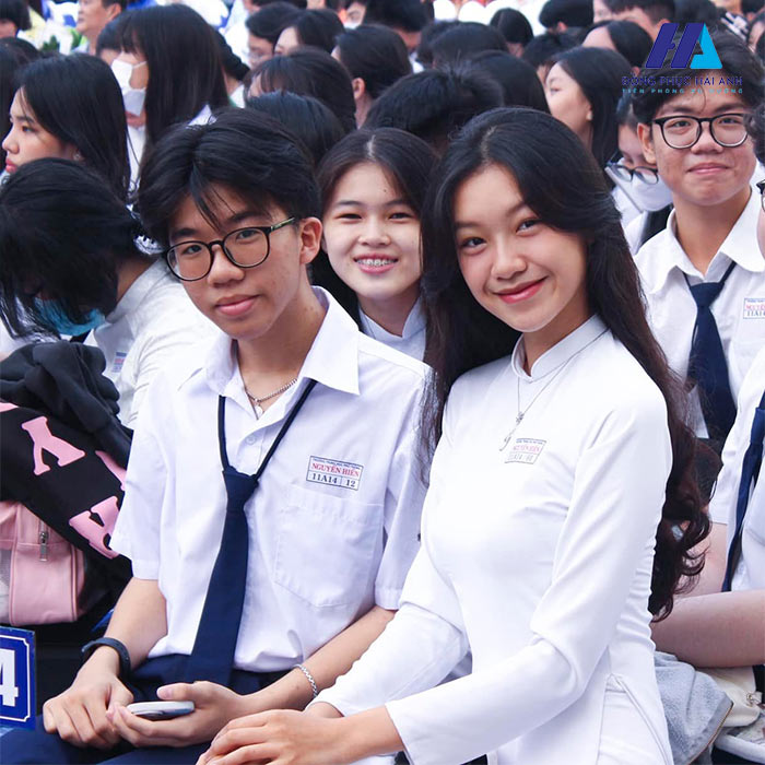 Logo trường THPT Nguyễn Hiền bao gồm 4 màu: đỏ, xanh dương, hồng và xanh lá cây