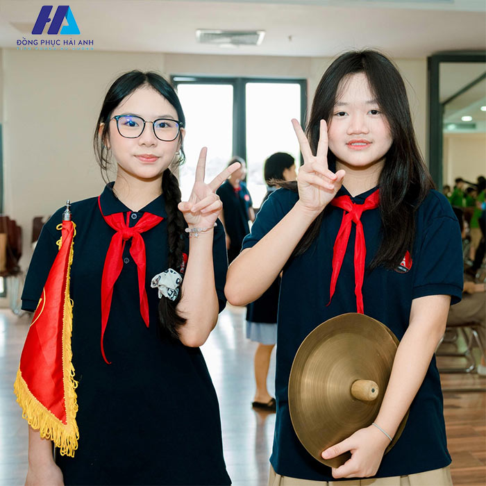 Áo thun đồng phục Marie Curie là kiểu áo thun polo cổ đứng mang phong cách Hàn Quốc