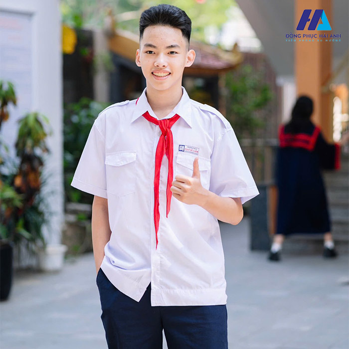 Áo sơ mi trắng tay dài/tay ngắn kết hợp với quần tây/chân váy là đồng phục chính thức của trường Ngô Sĩ Liên