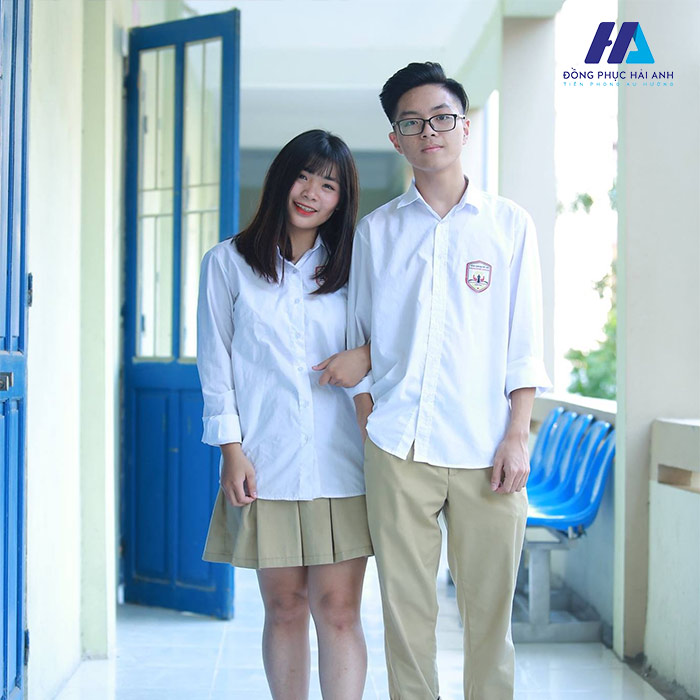 Đồng phục Phùng Khác Khoan gây ấn tượng với vẻ đẹp hiện đại, thanh lịch