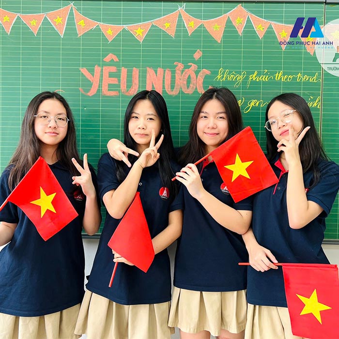 Logo của trường Marie Curie là bốn chữ cái M, P, G, I được xếp chồng lên nhau