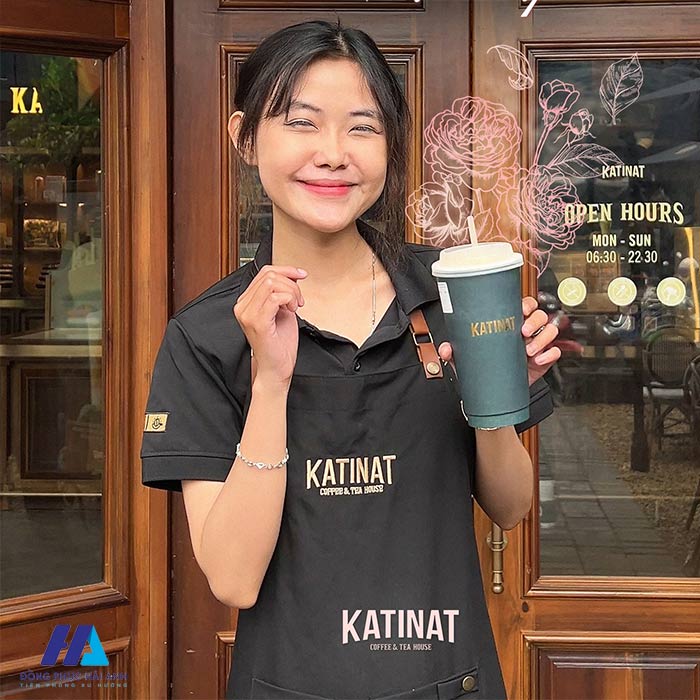 Thiết kế tạp dề đồng phục của nhân viên quán cafe Katinat 