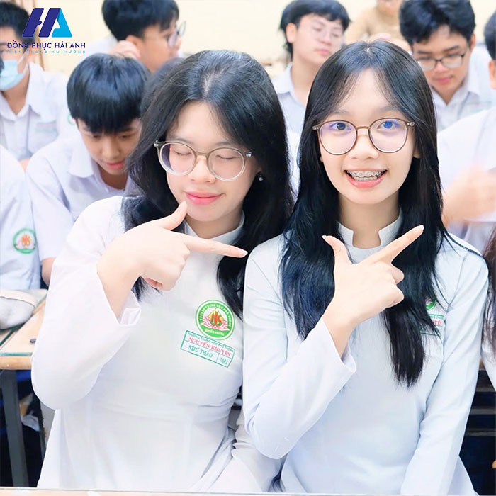 Đồng phục Nguyễn Khuyến chỉnh chủ thể hiện sự chuyên nghiệp của trường học, đại diện cho một tập thể giáo dục tốt