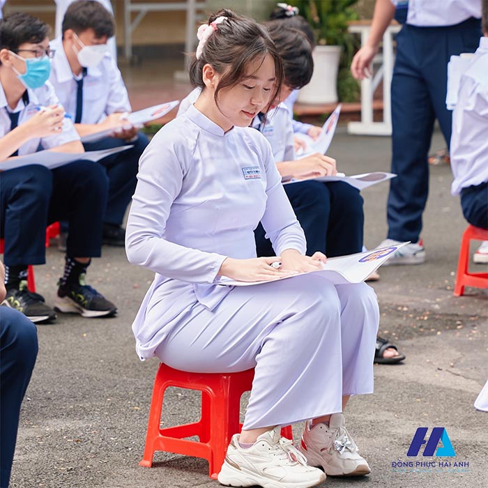 Mẫu áo dài đồng phục thpt Nguyễn Thị Minh Khai làm nổi bật lên nét đẹp của tuổi thiếu nữ