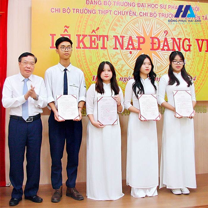 Quần tây có dáng suông, lưng quần được may cao và ống quần đứng