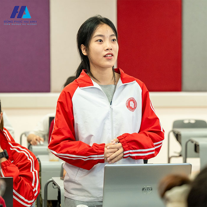 Áo khoác mùa đông đồng phục ngoại thương với 2 tông màu chủ đạo của nhà trường