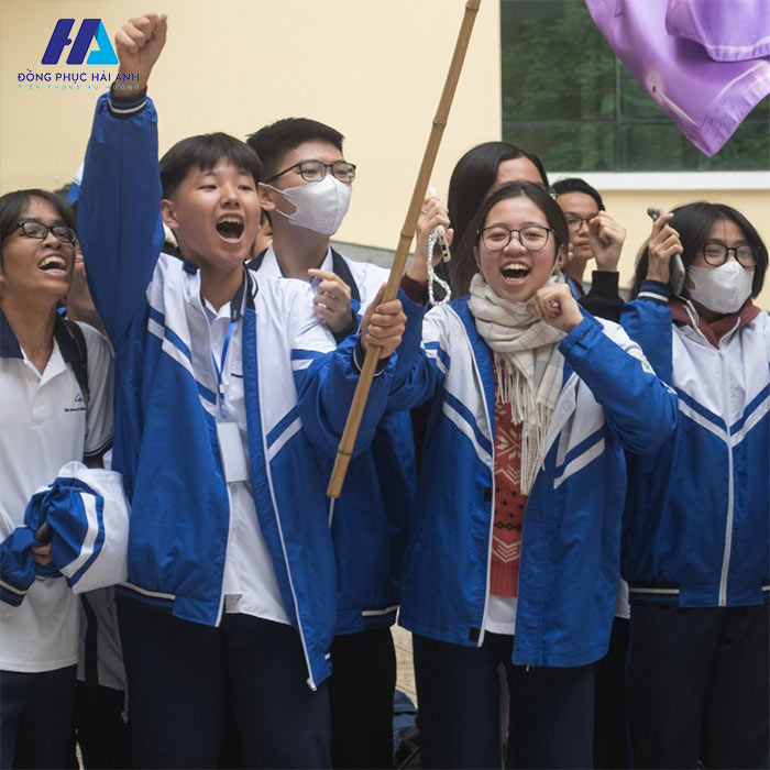 Áo khoác đồng phục THPT chuyên Sư phạm với thiết kế giữ ấm cho học sinh khi mùa đông tới