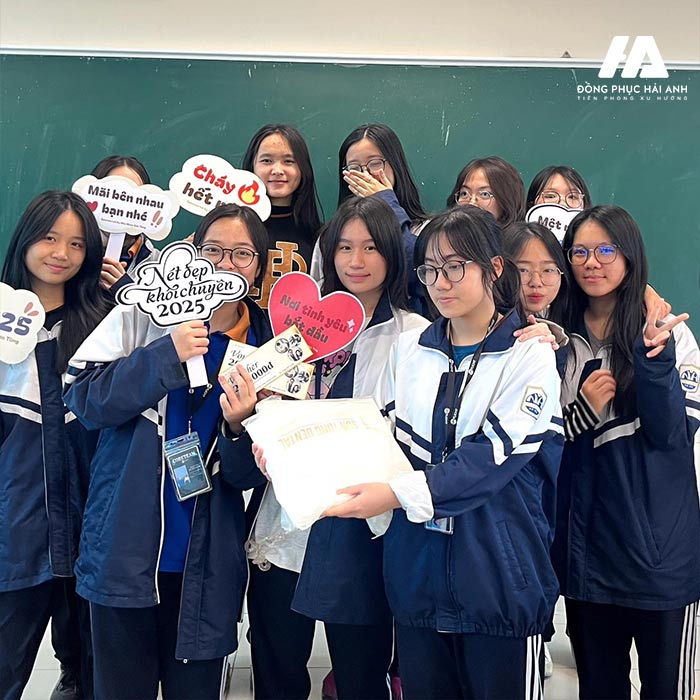 Áo khoác đồng phục Chuyên Nguyễn Huệ giúp các bạn học sinh giữ ấm vào mùa đông của miền bắc