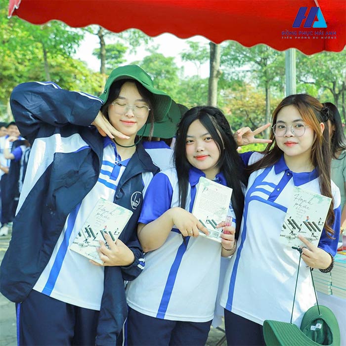 Đồng phục thể dục đại học quốc gia Hà Nội được thiết kế nổi bật và tươi sáng