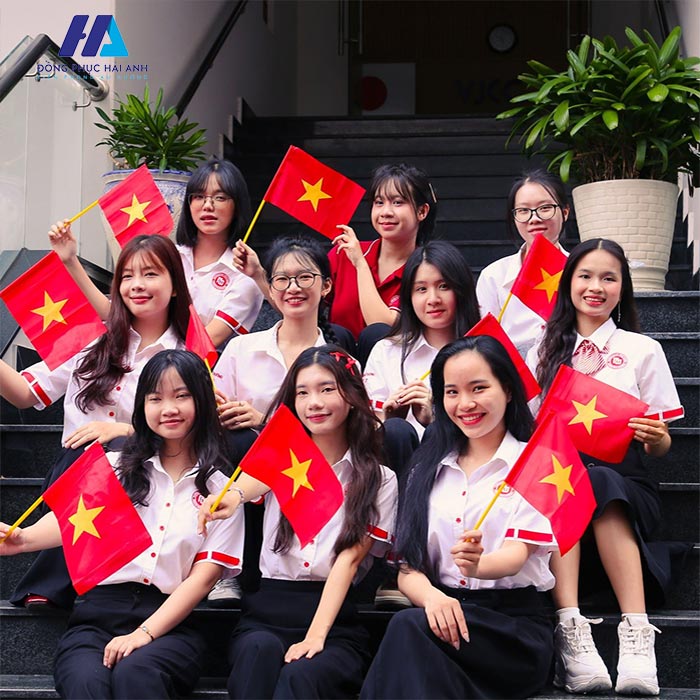 Áo sơ mi đồng phục trường Đại học Ngoại Thương Hà Nội mang phong cách trẻ trung, thanh lịch
