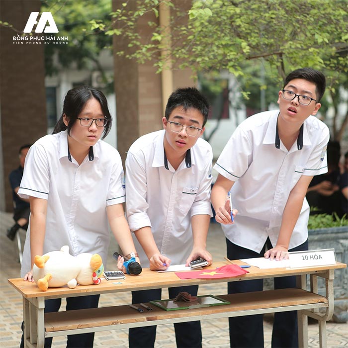 Áo sơ mi có kiểu dáng giống nhau và có sự khác biệt trong phụ kiện