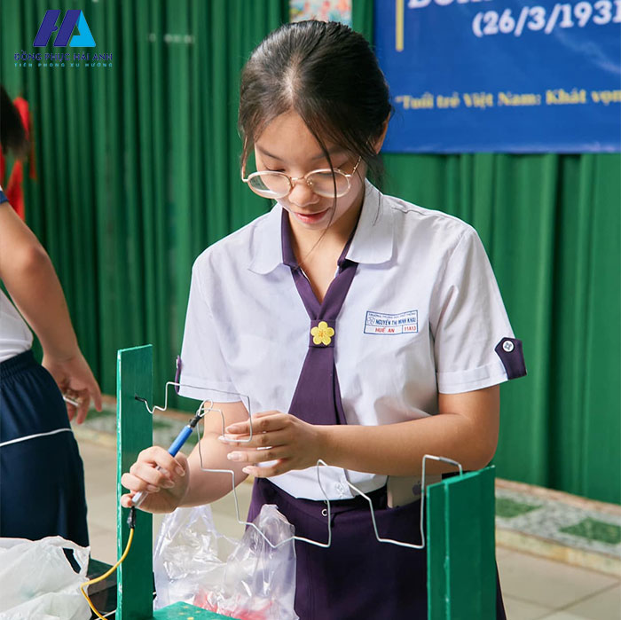 Áo sơ mi nữ đồng phục trường Nguyễn Thị Minh Khai HCM được phối hợp cùng chân váy cực ăn ý