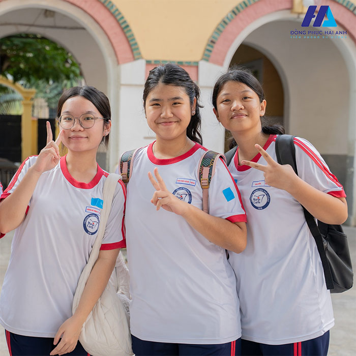 Từ khi thành lập đến này, đồng phục Nguyễn Thị Minh Khai TP.HCM đã thay đổi nhiều lần từ màu sắc đến kiểu dáng