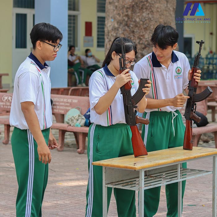 Mẫu áo polo đồng phục Nguyễn Khuyến khá phổ biết được sử dụng trong cả các buổi học trải nhiệm ngoại khóa